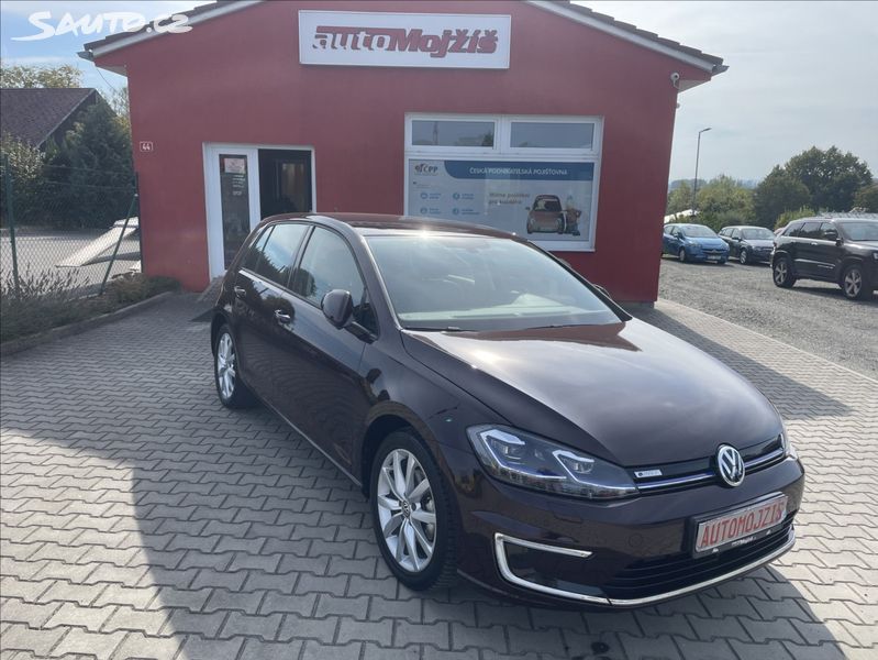 Volkswagen e-Golf, 100 KW DIGIKLIMA NAVI KRÁSNÉ